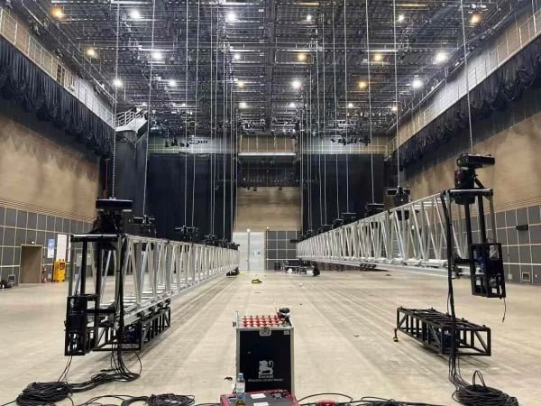 Stage hoists used for exhibition centers