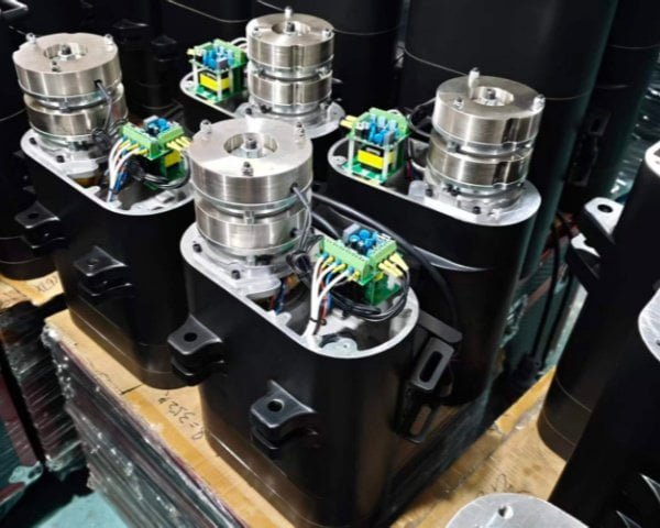 Internal electronic control board of D8 Plus stage hoist